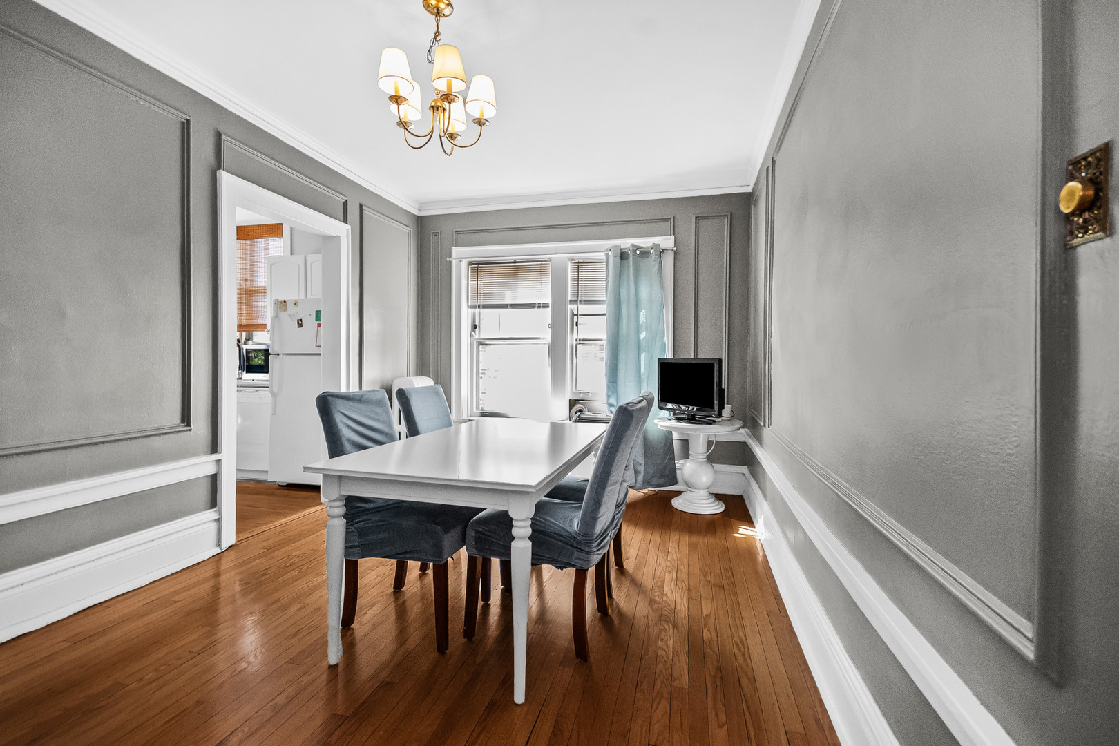 212 N Oak Park Ave #2EE Oak Park, IL 60302