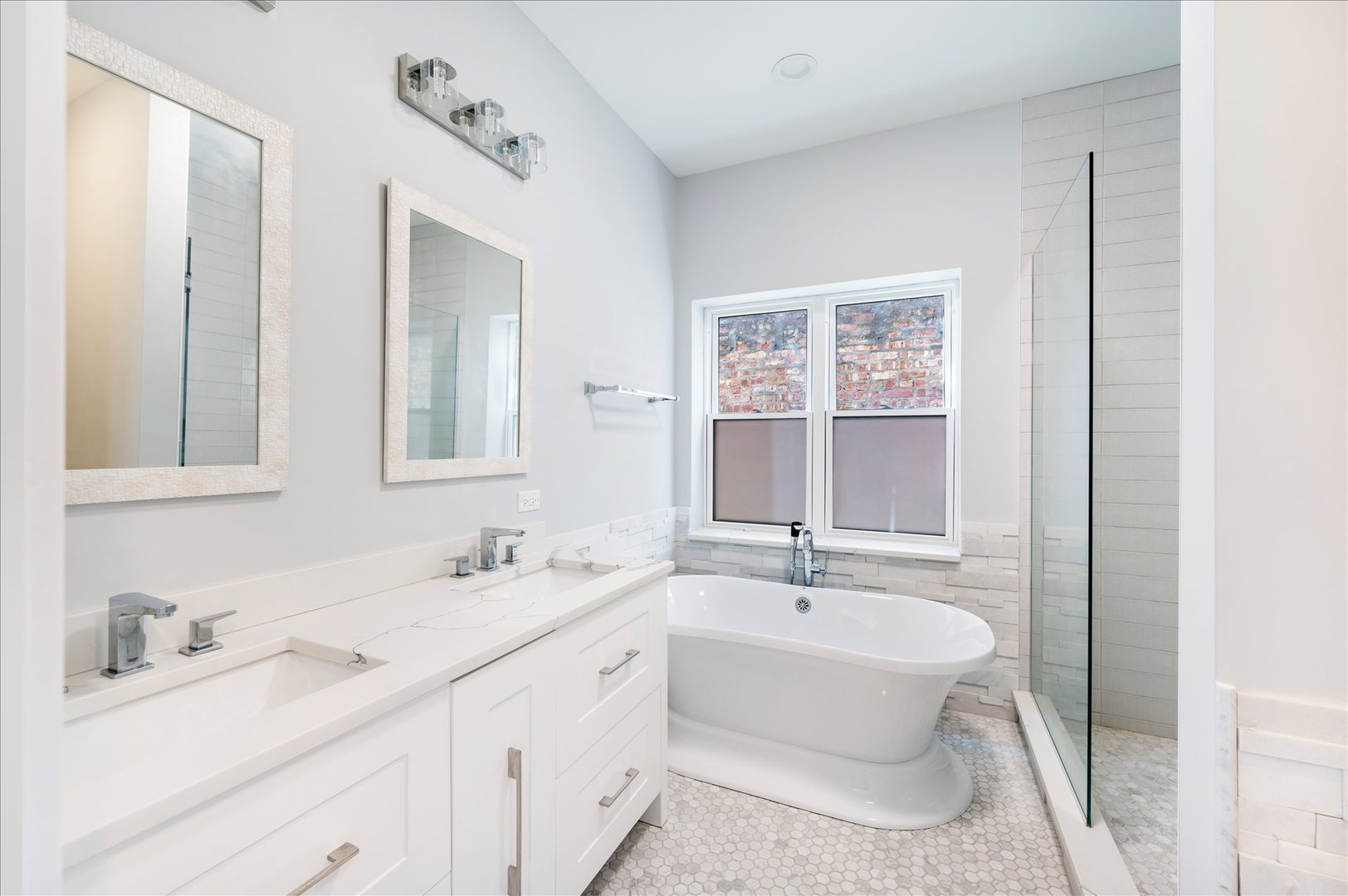 6241 S Woodlawn Ave Chicago, IL 60637