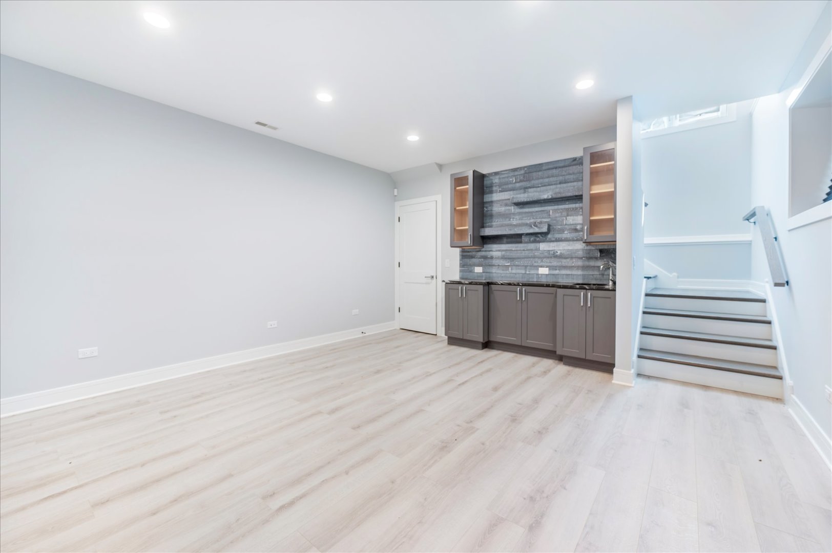 6241 S Woodlawn Ave Chicago, IL 60637