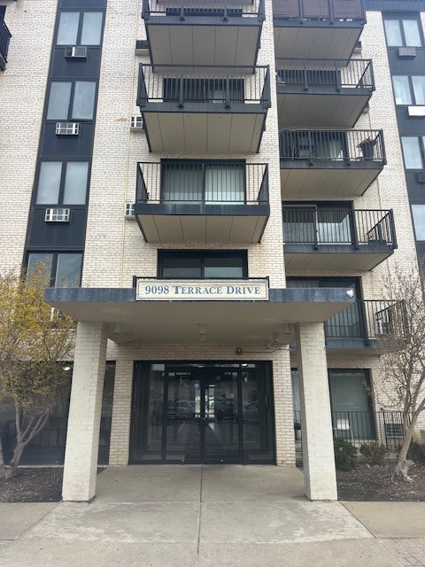 9098 W Ter Dr #3-I Niles, IL 60714