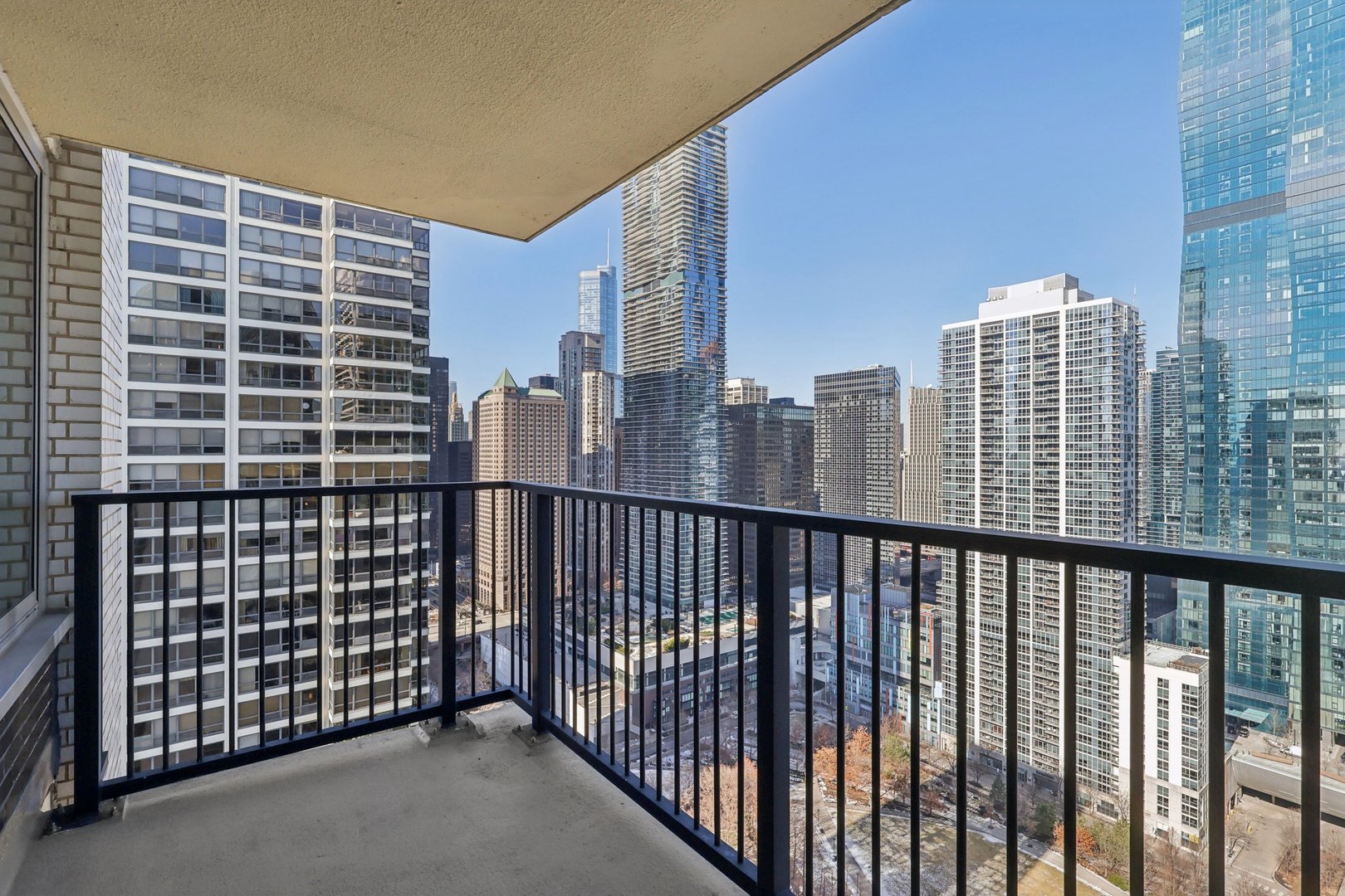 400 E Randolph St #3719-20 Chicago, IL 60601