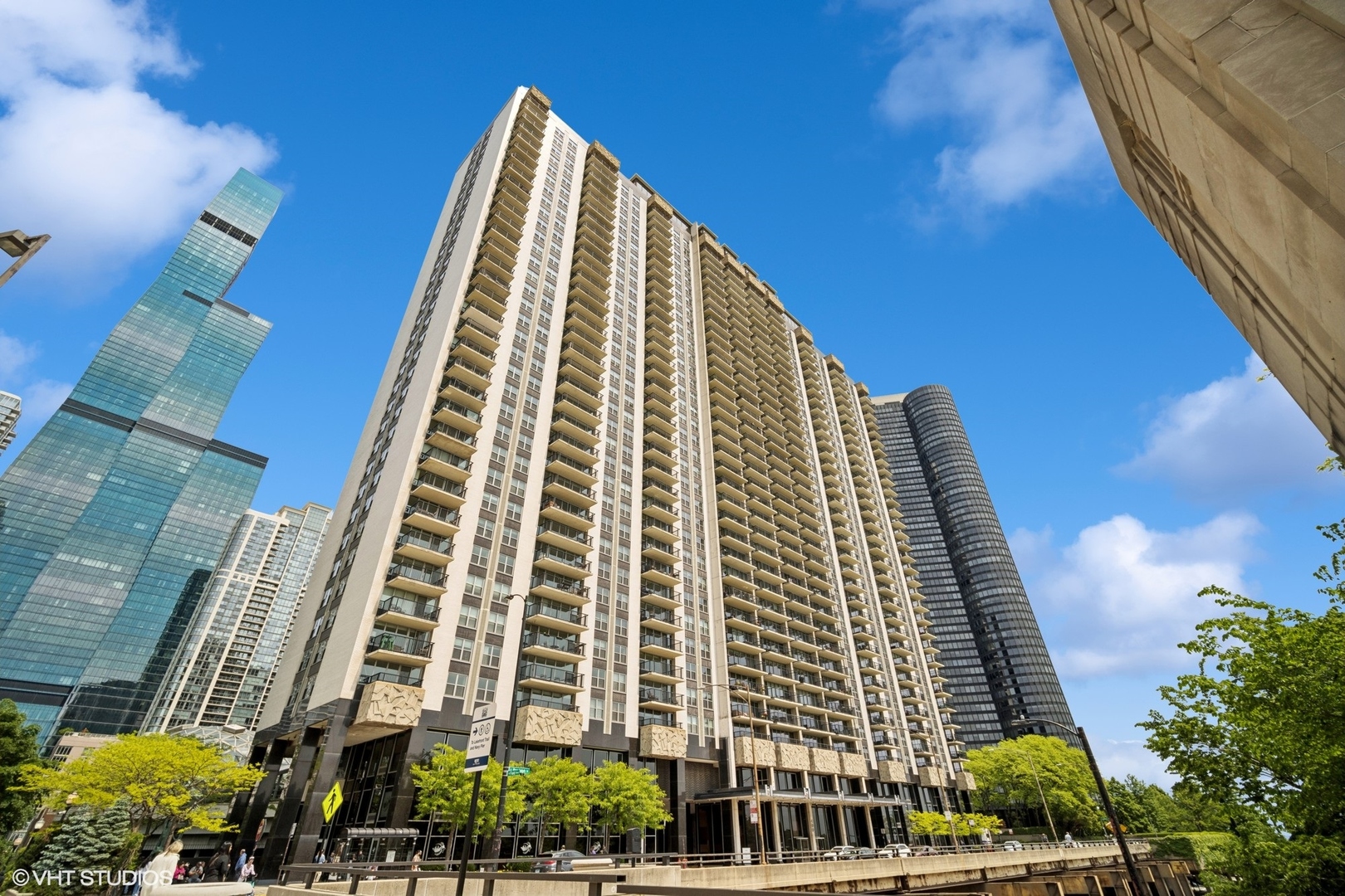 400 E Randolph St #826