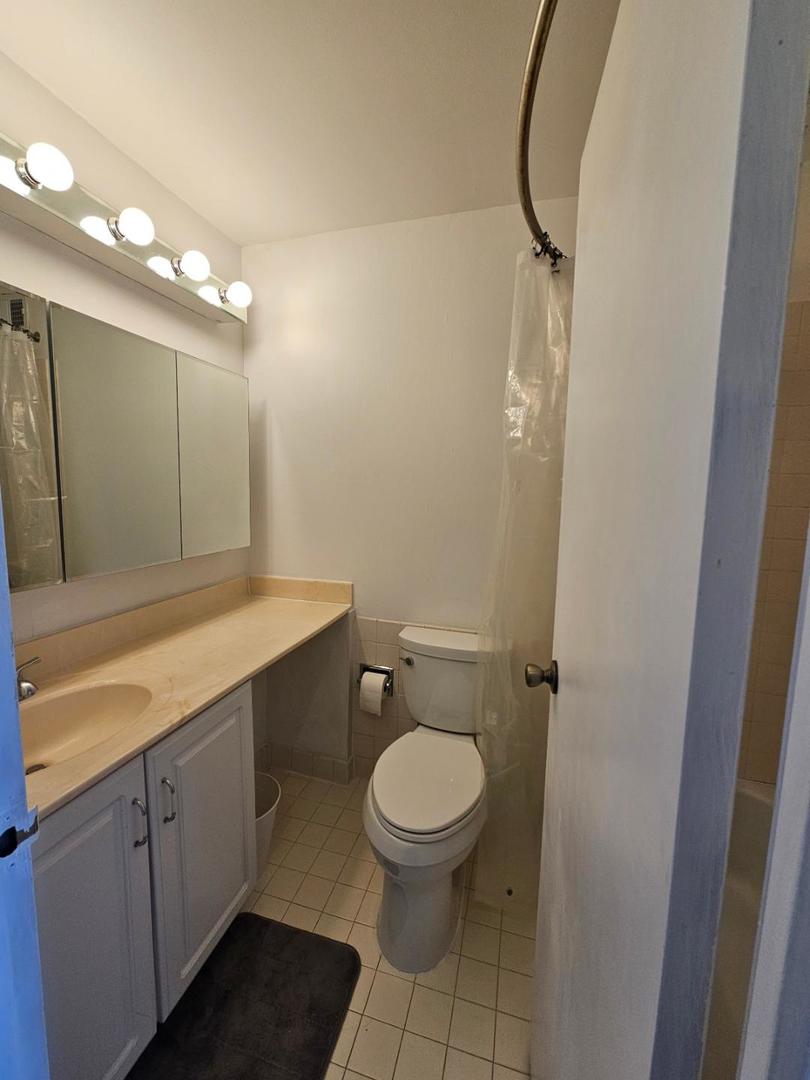 8801 W Golf Rd #2A Niles, IL 60714