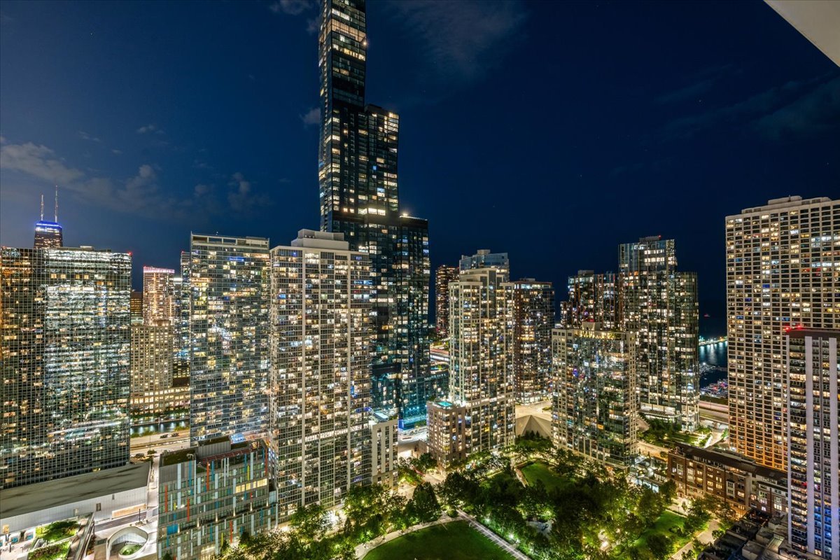 340 E RANDOLPH St #3304 Chicago, IL 60601