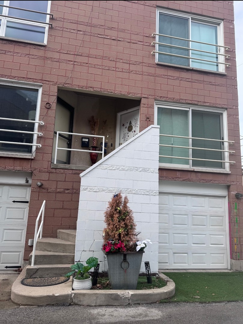1140 W Newport Ave #H