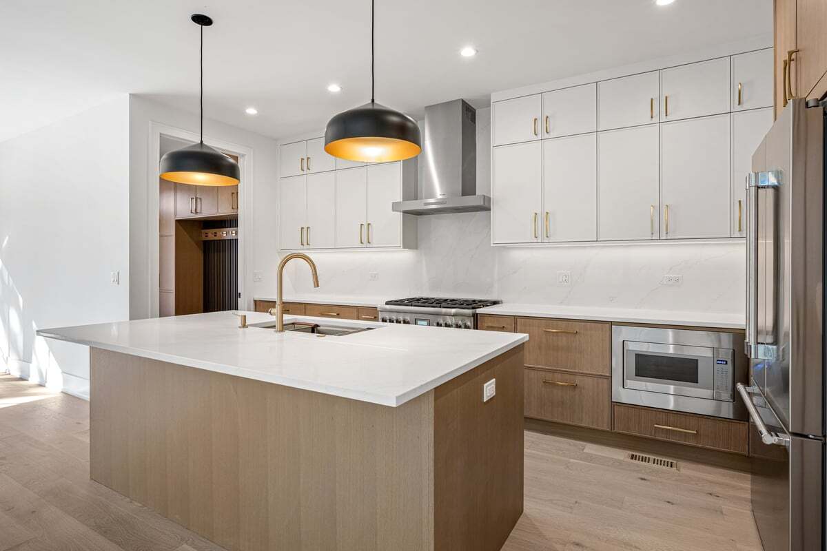 2422 Grant St Evanston, IL 60201