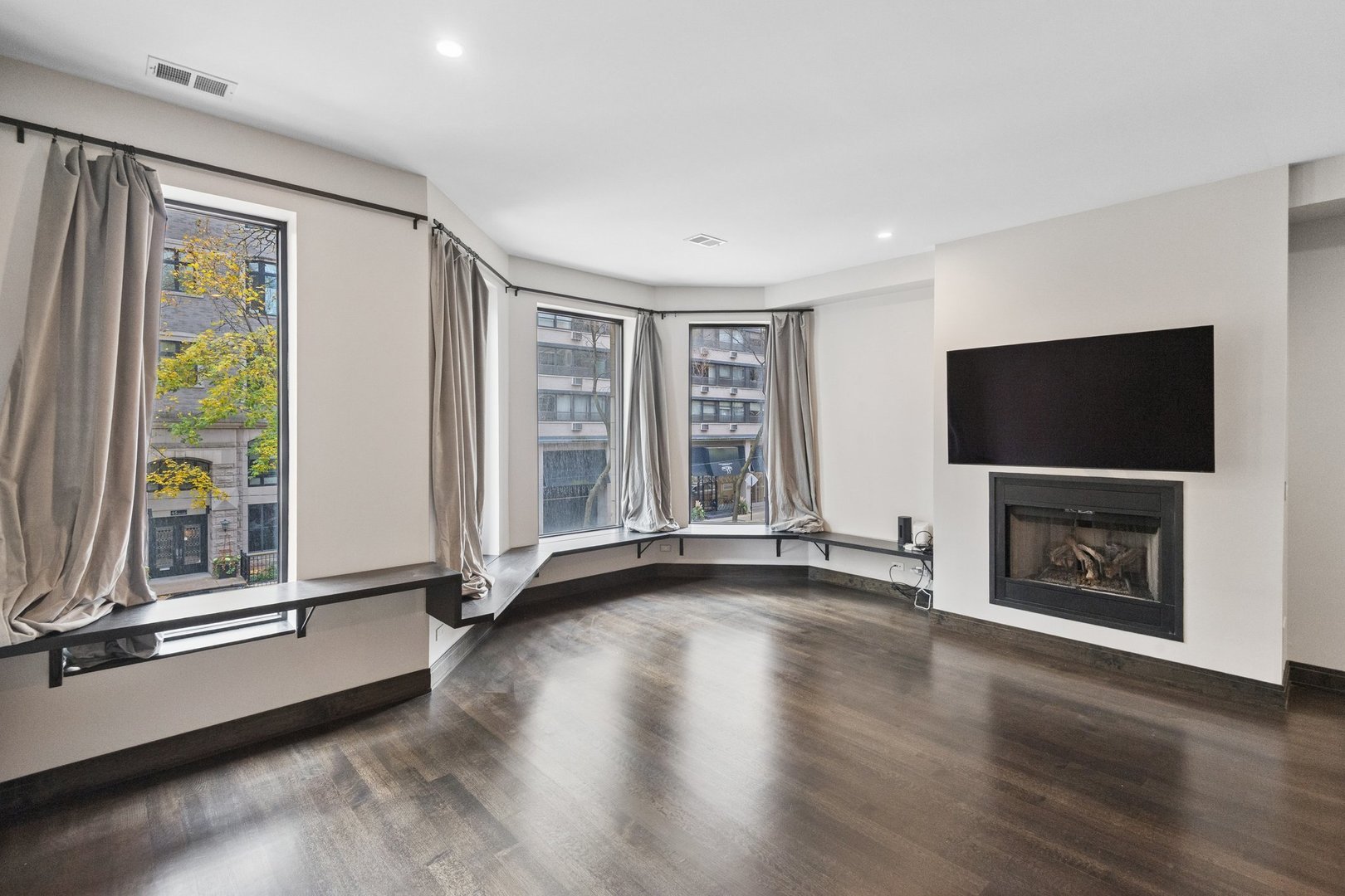 44 E Cedar St Chicago, IL 60611