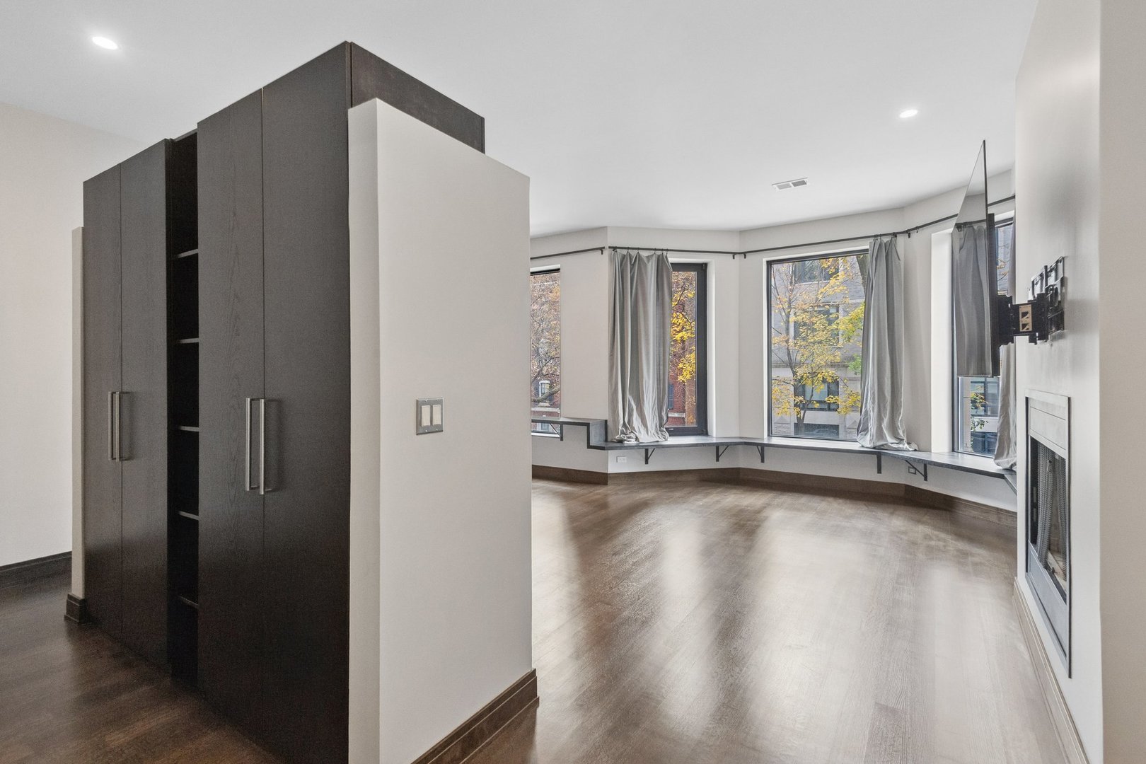 44 E Cedar St Chicago, IL 60611