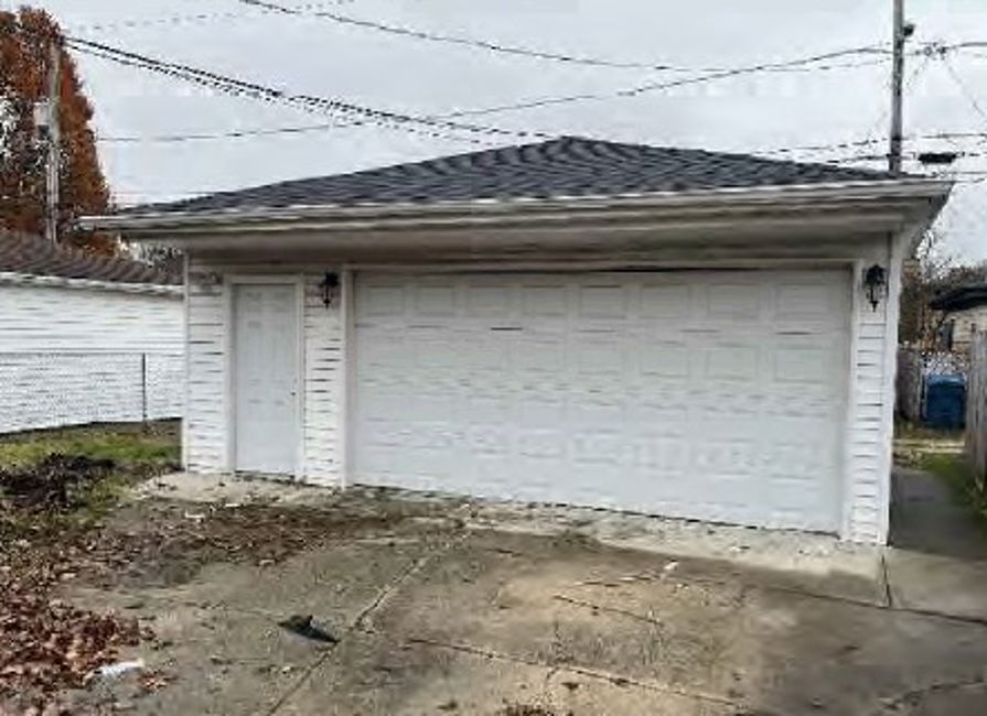 649 Escanaba Ave Calumet City, IL 60409