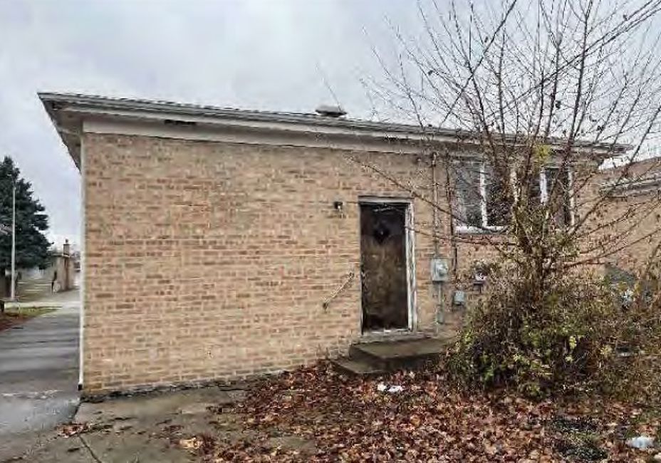 649 Escanaba Ave Calumet City, IL 60409