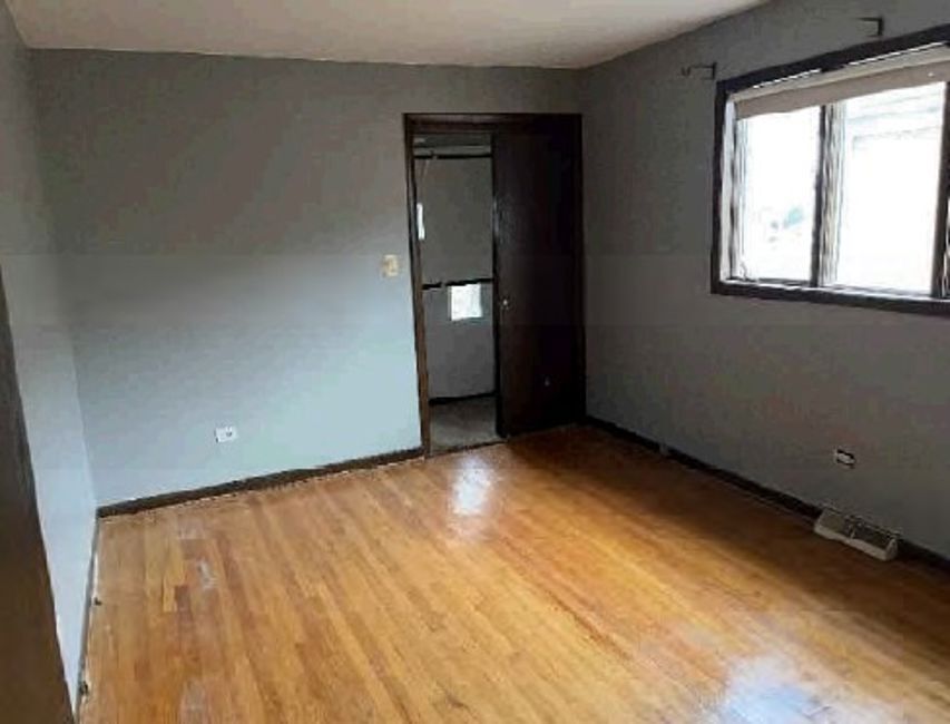 649 Escanaba Ave Calumet City, IL 60409